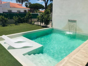 Chalet blanco con piscina privada